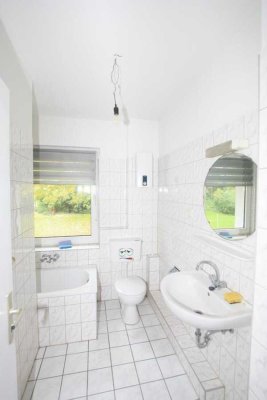 Schöne 3-Zi-Whg. mit eigenem Gartenanteil in ruhigem 2-Familien-Haus/Doppelhaushälfte, 1.OG!