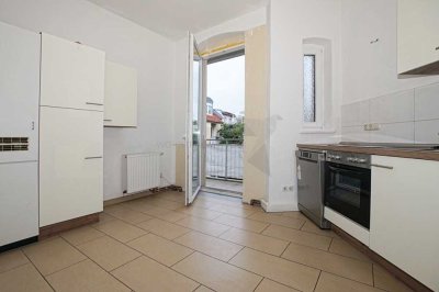 Altbaucharme: Stilvolle 3-Raum-Wohnung mit Balkon und Einbauküche