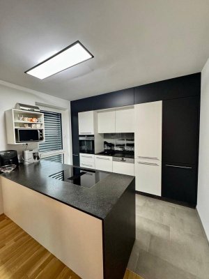 MODERNE WOHNUNG IN RUHIGER ZENTRUMSLAGE MIT TIEFGARAGENPLATZ UND FREISTELLPLATZ