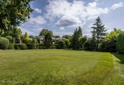 Großzügiger Bungalow mit traumhaftem Garten und Bauplatz!