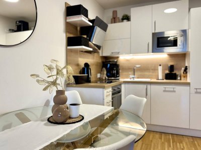 EIGENER DACHGARTEN: Schöne 2-Zimmer-Wohnung im 7. OG mit Balkon, privater Dachterrasse und Tiefgarage