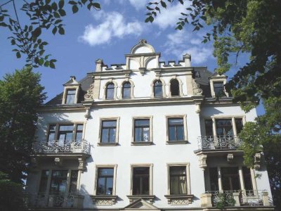 GEMÜTLICHE DACHGESCHOSSWOHNUNG IN EINER SANIERTEN GRÜNDERZEITVILLA !
