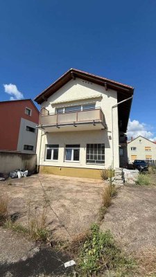 Rarität am Main: 4-Familienhaus mit Hallen & großem Bauplatz