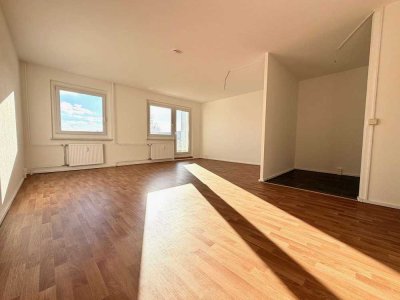 Achtung ! 2 Monate Kaltmiete sparen * super helle + große 3 Zimmer mit Balkon **