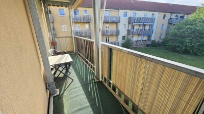Gepflegte 3-Raum-Eigentumswohnung mit Balkon, Einbauküche und PKW-Stellplatz