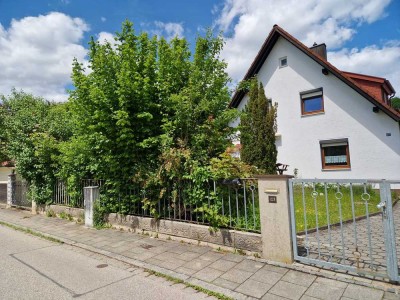 Charmantes Einfamilienhaus mit schönem Garten in ruhiger Lage nahe München