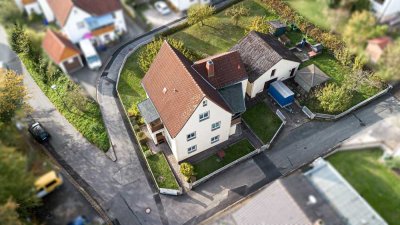 Preisanpassung! Großes Wohnhaus mit schönem Garten und Nebengebäude mit Garage in Weidach!