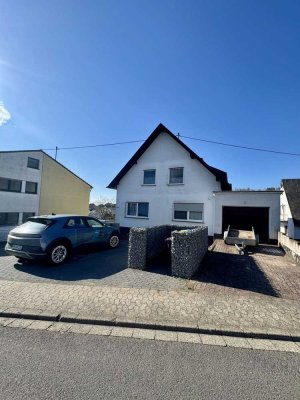 Großes Raumangebot im top modernisierten Ein- bzw. Zweifamilienhaus mit 2 Balkonen, Garten u. Garage
