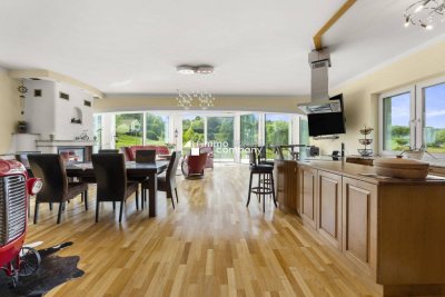 Modernes Wohnparadies in Alleinlage mit Gästehaus, Halle, Weinkeller &amp; mehr – ca. 60.000 m² Grundstück