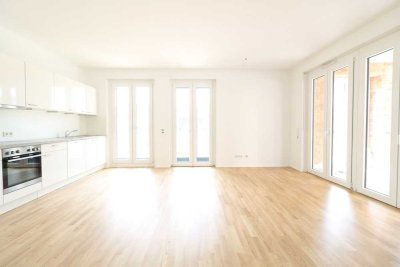 Exklusives Gartenparadies: Lichtdurchflutete Erdgeschosswohnung mit zwei Terrassen und Markenküche