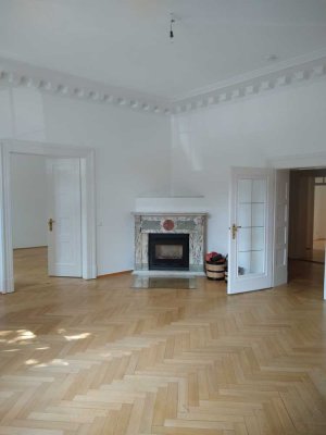 Repräsentativer Lehel-Altbau: 155 m², Stuck, Kamin, Balkon + Wohnküche