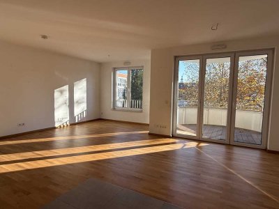 Toller Blick inklusive! Moderne, individuelle und exklusive 3-R-Wohnung mit Südbalkon!