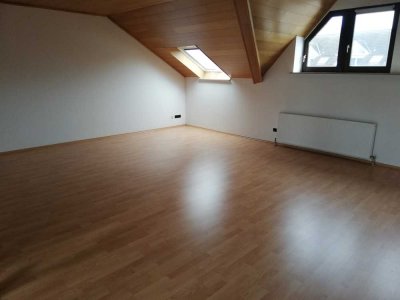 Schöne 2-Raum-Dachgeschosswohnung mit EBK und Balkon in Limburg