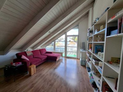 Helle 4-Zimmer Dachgeschoss-Wohnung mit Balkon im 3. OG in Pliezhausen-Dörnach