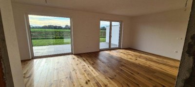 Moderne Doppelhaushälfte in Mühlheim am Inn - Neubau mit Stil und Komfort