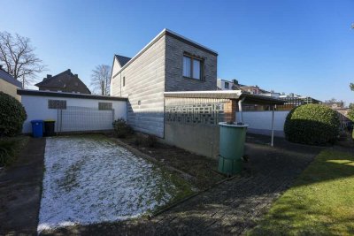 Vielversprechendes Potenzial mit Bauland Option! - Tolles Einfamilienhaus mit vier Garagen und einem
