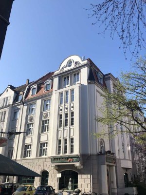 ***KREUZVIERTEL-Altbau über 2 Etagen mit Kamin, Balkon, Wohnküche, 2 Bädern und GästeWC***