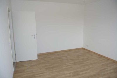 Schönes Appartement mit kleiner EBK und großem Balkon !