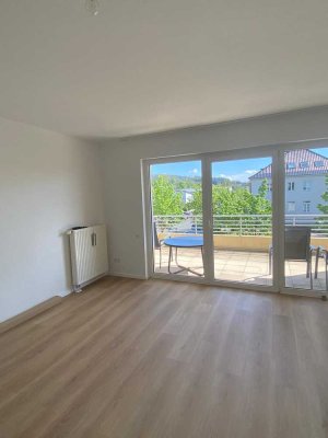 Sofort bezugsfertig: Altersgerechte, helle und frisch renovierte 2-Zimmer-Wohnung mit Balkon und EBK