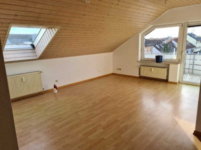 Dachgeschoßwohnung 3 Zimmer mit Balkon und Garage in Babenhausen