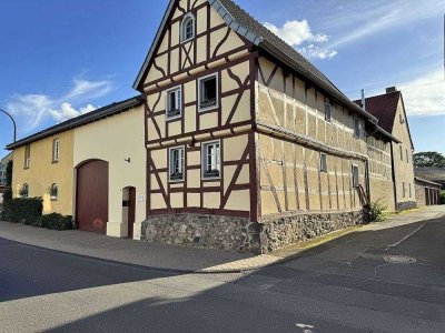 zwei gepflegte Altbauwohnungen in bevorzugter Lage mit Flair und zwei Garagen