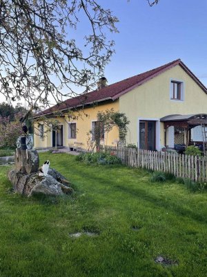 160 m² Altbauwohnung im Dreikanthof – 8 Zimmer mit großem Garten, Garage &amp; Keller
