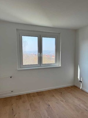 Top-sanierte Dachgeschosswohnung mit Blick ins Grüne