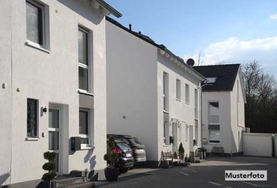 Reihenhaus mit 2 Maisonette-Wohnungen und Gewerbeeinheit
