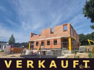 VERKAUFT! 2 HÄUSER VERFÜGBAR! EXKLUSIVES DOPPELHAUSPROJEKT. 5 ZIMMER. ZIEGELHAUS MIT KELLER, BALKON, TERRASSE, CARPORT.