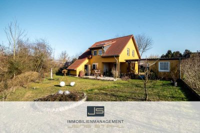 Modernes Einfamilienhaus mit Garage und Carport