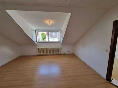 Geräumige 2 Zimmer-Dachgeschoss-Wohnung + Einbauküche | Eschborn Mitte!