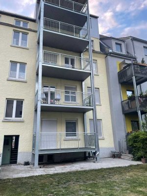 Zentrale 3-Zimmer-Wohnung mit Fußbodenheizung und charmantem Balkon zum ruhigen Innenhof.