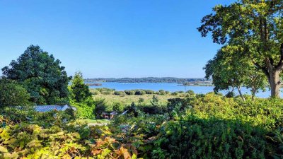Einzigartiges Einfamilienhaus mit Seeblick und Pool