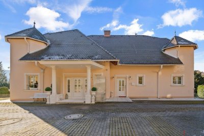 Private Estate Villa mit Fernblick | Privatwald | Virtual Tour | 4.200m2 Garten | 25 min. in den 1. Bezirk | Pool &amp; Sauna