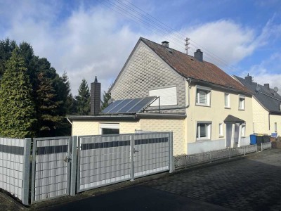 Geschmackvoll modernisiertes Wohnhaus mit großem Grundstück in ruhiger Seitenstraße von Derschen!