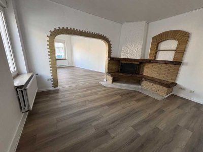 Stilvolle 2,5-Zimmer-Altbauwohnung mit Kamin - Wohnen im Herzen von Troisdorf