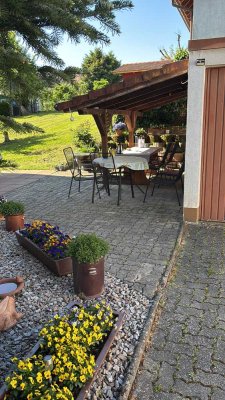Schöne und gepflegte 2-Zimmer-Dachgeschosswohnung mit geh. Innenausstattung mit Balkon und EBK