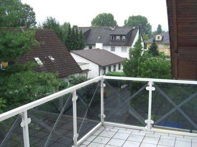 Freundliche 2,5-Zimmer-DG-Wohnung mit Balkon und EBK in Bad Homburg vor der Höhe