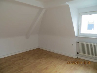 Helle freundliche Dachgeschosswohnung mit Einbauküche