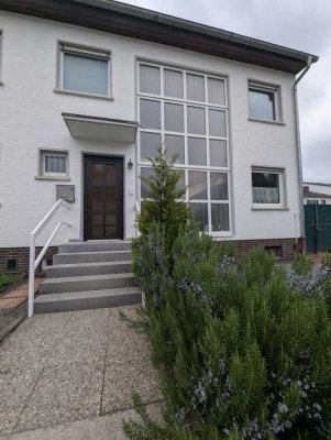 Erstbezug nach Sanierung: Attraktive Doppelhaushälfte mit Garten und Garage in Eschborn