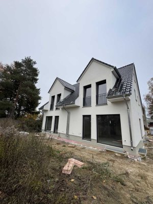 Moderne Doppelhaushälfte mit Carport in ruhiger, verkehrsgünstiger Lage