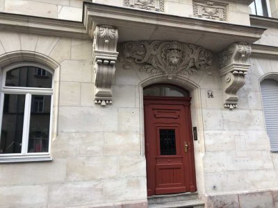 Hochwertig sanierte 3-Zimmer-Altbauwohnung mit Tageslichtbad und Balkon