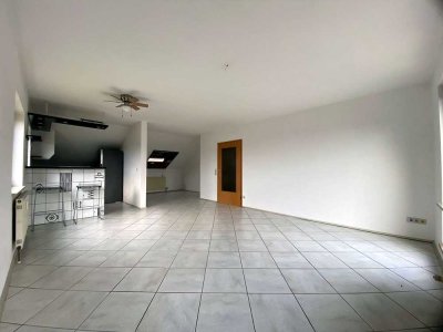 Ruhige 75 m²-DG-Wohnung mit Komfort: Einbauküche & Garage inklusive