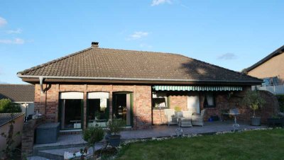Freistehendes Einfamilienhaus mit großem Garten und D-Garage