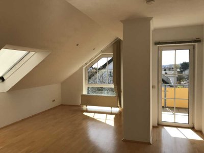 Helle 3-Zimmer Dachgeschosswohnung in Kelkheim (Taunus)