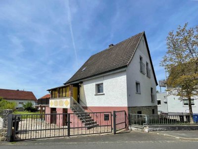 Älteres, individuelles kleines Haus mit offener Wohngestaltung
