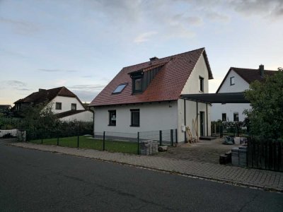 Modernes Haus in Petersaurach: 120m², Garten, neue Terrasse, Carport, 4 Zi., 2 Bäder, 1250€ KM