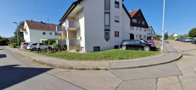Modernisierte Wohnung mit zwei Zimmern sowie Balkon und Einbauküche in Wolfschlugen
