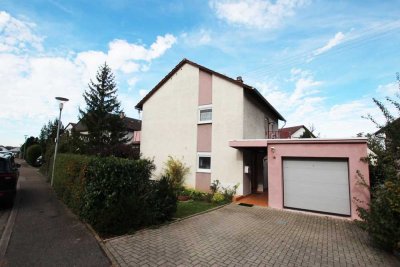 Ein- bis Zweifamlienhaus auf schönem Grundstück in Sternenfels!