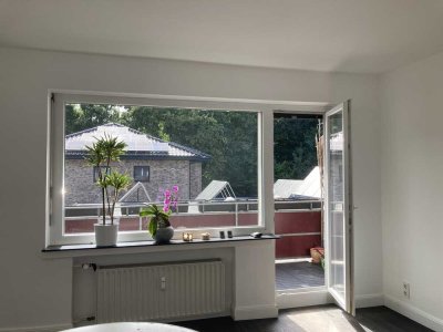 Vollständig renovierte Wohnung mit drei Zimmern sowie Balkon und Einbauküche in Meerbusch